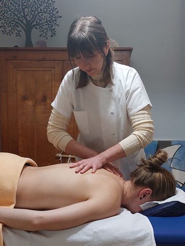 un massage effectué par une professionnelle sur le cabinet de soins de Pontchâteau